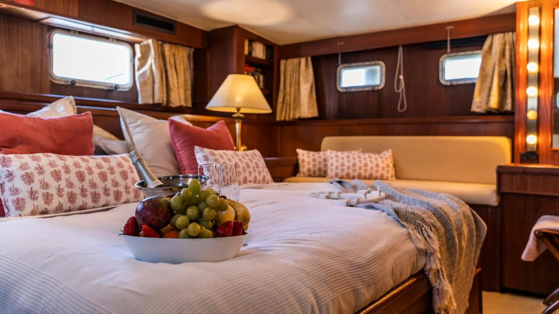 Hotel Yacht Our Alissa Premia De Mar Botel